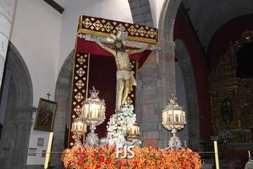 El Cristo de Telde, acicalado para la solemne procesión de esta noche por las calles de San Juan/TA.
